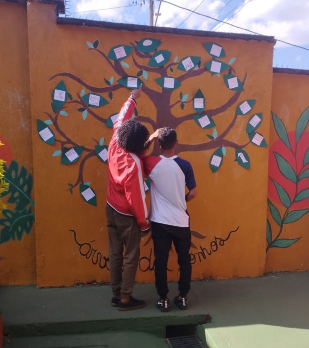 Alunos do EMTI da Escola Estadual Walt Disney, em Belo Horizonte, durante atividade sobre árvore dos sonhos . Foto: Arquivo da escola.